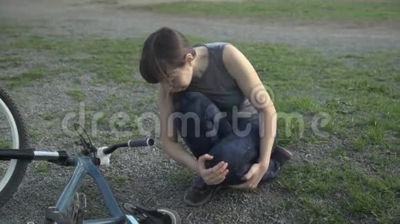 一个女人从自行车上摔下来后腿上的疼痛得到了缓解视频的预览图