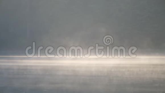 清晨的薄雾从水中升起视频的预览图