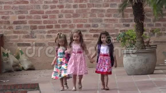 朋友和小女孩散步视频的预览图