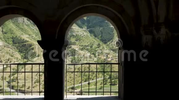 穿过瓦迪西亚乔治亚洞穴修道院的拱门视频的预览图