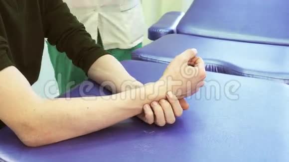 护士带手套试图包扎病人受伤后手臂视频的预览图