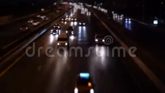 城市夜间道路交通车辆视频的预览图