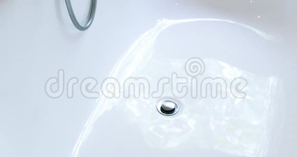 浴缸和水龙头的内部视图视频的预览图