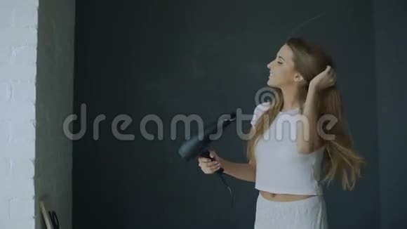 一位微笑的年轻女子在家晒头发视频的预览图