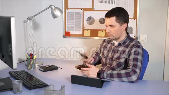 男性经理使用智能手机与他的客户交谈视频的预览图