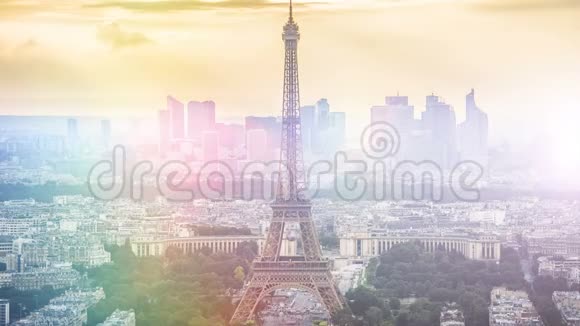 埃菲尔铁塔和商业中心的摩天大楼巴黎城市景观时间流逝视频的预览图