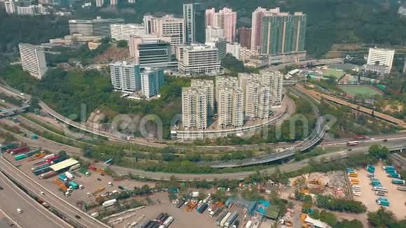 香港2018年5月港口附近地区的鸟瞰图香港郊区繁忙的公路道路交通繁忙视频的预览图