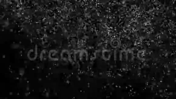 降雪背景是否孤立在黑色卢马冰上雪落的无缝环形背景58岁视频的预览图