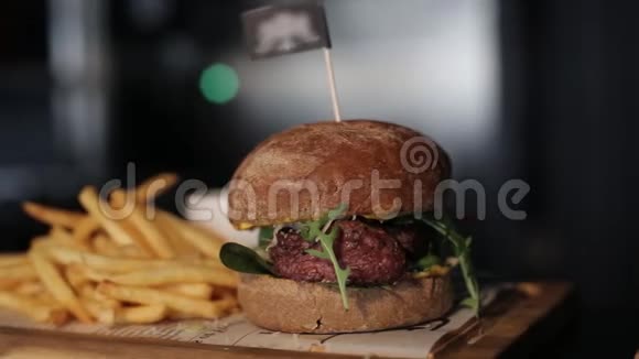餐厅薯条和汉堡烹饪食品肉类烧烤烧烤汉堡汉堡烧烤牛肉视频的预览图