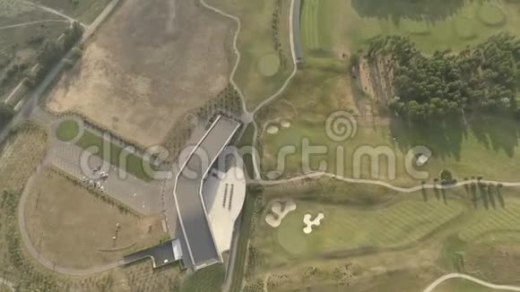 大型豪华高尔夫球场的俯视图绿色草坪和树木的景色从上面拍摄俯视无人机拍摄视频的预览图