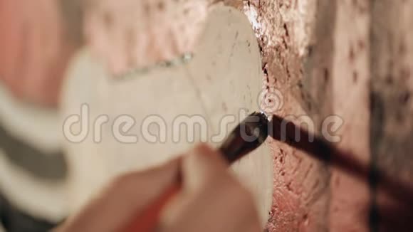 艺术家在房间里涂鸦视频的预览图
