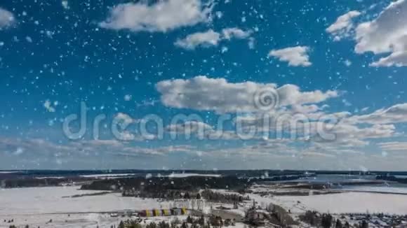 美丽的冬天随着美丽的降雪而消逝视频的预览图