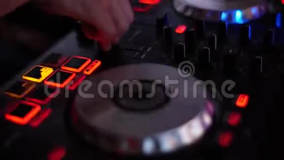 夜总会的混合控制台DJ控制器DJ的手后面的DJ控制器特写视频的预览图