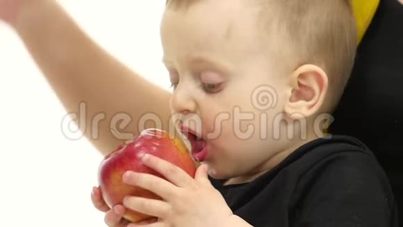 宝宝吃苹果挨着妈妈白色背景慢动作关门视频的预览图