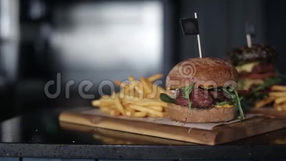 餐厅薯条和汉堡烹饪食品肉类烧烤烧烤汉堡汉堡烧烤牛肉视频的预览图