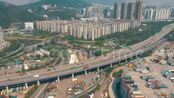 香港2018年5月港口附近地区的鸟瞰图香港郊区繁忙的公路道路交通繁忙视频的预览图