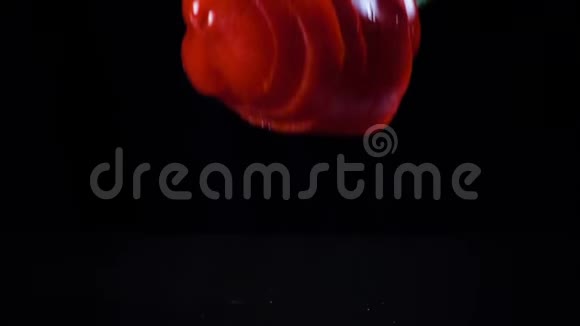 落下的红色红辣椒切割慢动作视频的预览图
