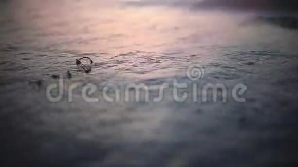 在海滩上涅槃海上金色日落的宁静景象1920x1080视频的预览图