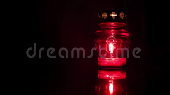 红色记忆灯笼的时间推移在黑暗的镜子背景上用颤抖的火焰蜡烛视频的预览图