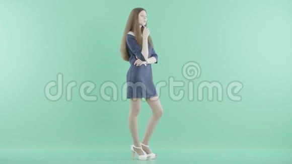 一个穿着漂亮衣服的女孩站着大声思考视频的预览图