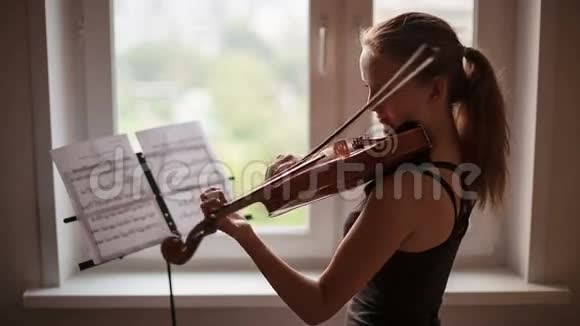 女孩从事小提琴视频的预览图