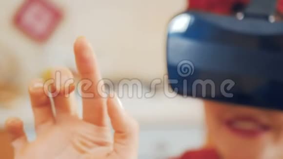 红唇女孩使用虚拟现实眼镜视频的预览图