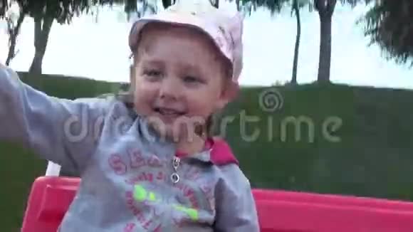 骑在秋千上的婴儿微笑视频的预览图