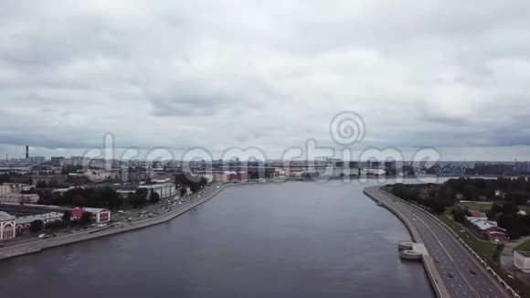 俄罗斯圣彼得堡的鸟瞰图在夏日飞越市中心涅瓦河和河堤视频的预览图