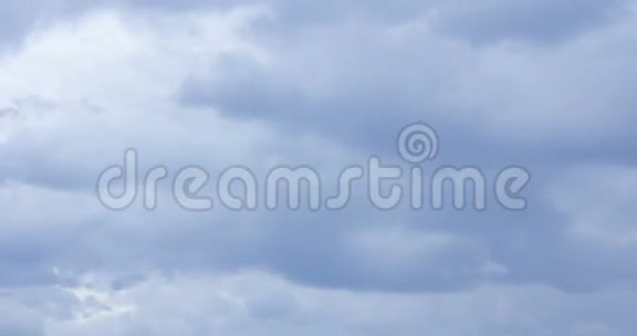 在蓝天上飘来飘去的云彩视频的预览图
