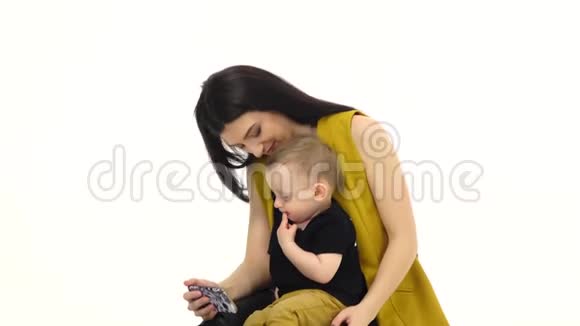 母亲把儿子抱在膝上训练他白色背景视频的预览图