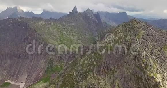 飞往挪威山脉4K视频的预览图