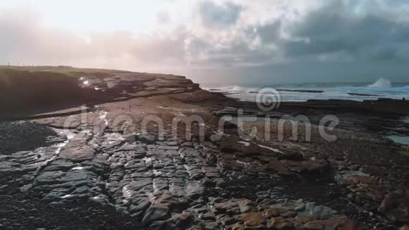 在爱尔兰西海岸的基利基岩石湾上空低空飞行视频的预览图