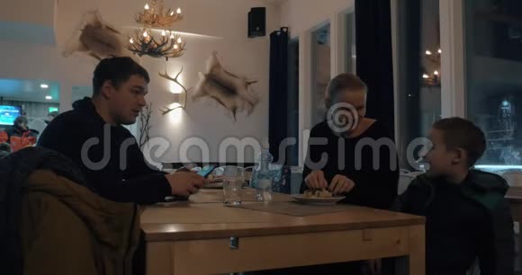 一家人在咖啡馆度过冬夜视频的预览图
