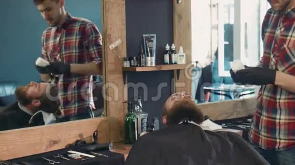 理发师修剪人的胡须视频的预览图