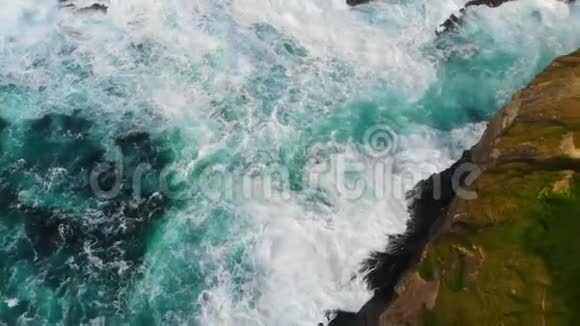 从上面看爱尔兰西海岸令人敬畏的野性视频的预览图
