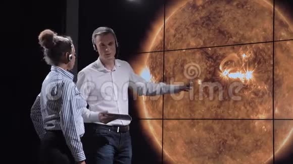 科学家讨论地球日食阴影视频的预览图