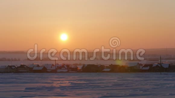 俄罗斯乡村景色冰雪覆盖的日出长焦视频的预览图