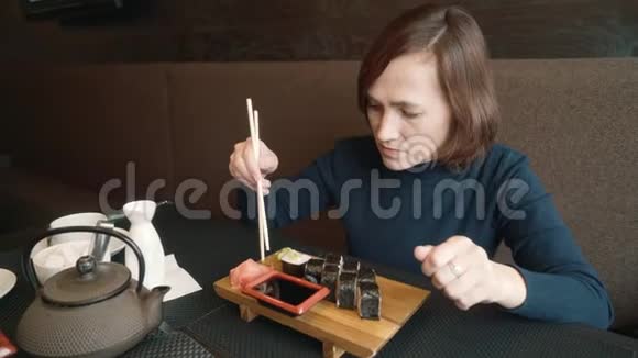 女人在吃寿司视频的预览图