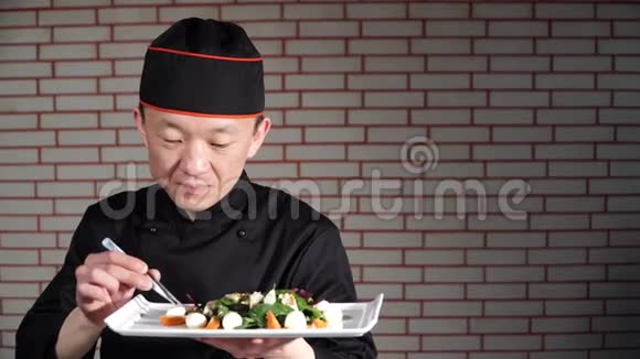 亚洲厨师为素食者准备沙拉视频的预览图