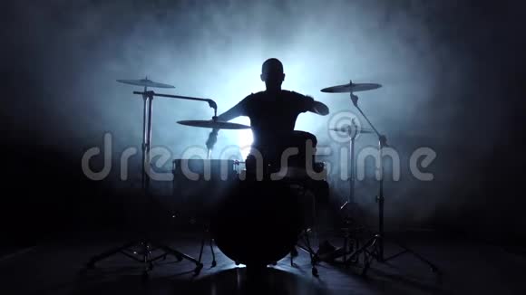 精力充沛的音乐在表演专业鼓手黑色背景剪影慢动作视频的预览图