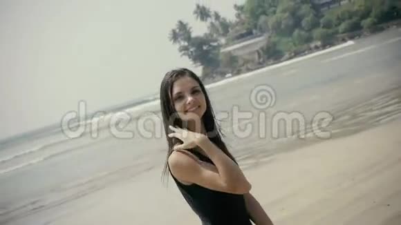 时尚夏日户外美女黑发在沙滩上摆姿势美女游客视频的预览图