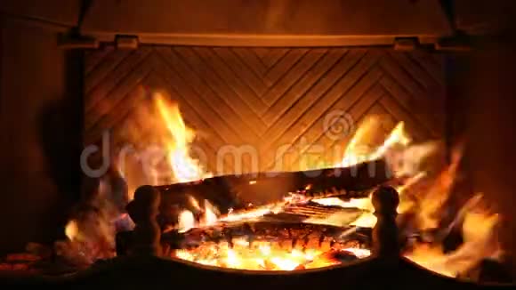 在壁炉中燃烧的碎灰树木高清视频视频的预览图