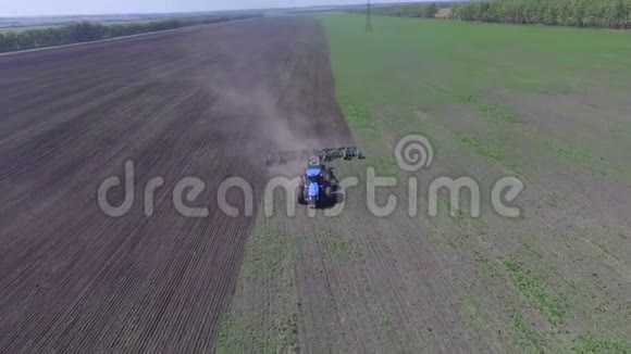 拖拉机耕田中国农民在春天用一辆小型拖拉机耕田静态的中等的镜头视频的预览图