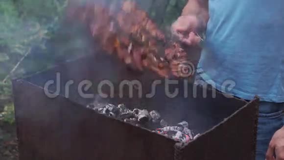 一个人在烤架上准备食物视频的预览图