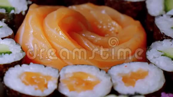 三文鱼生鱼片寿司及木精选视频的预览图