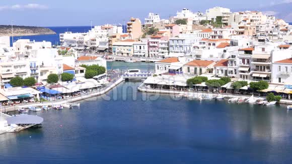 AgiosNikolaos湖和城市景观全景图克里特岛视频的预览图