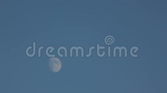 月亮在蓝天上缓慢移动视频的预览图