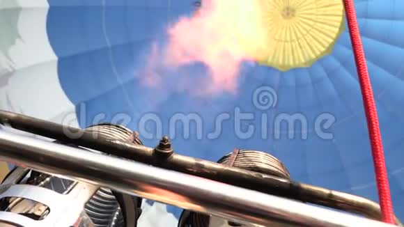 气球节和船员操作和准备气球蓝天上的气球天上的气球视频的预览图