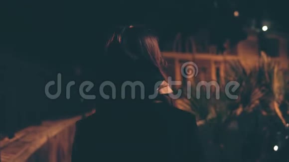 迷人的黑发女人深夜散步的背景迷人的女孩独自穿过市中心视频的预览图