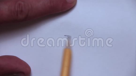 这个人用白纸上的笔画画出比特币的反面视频的预览图